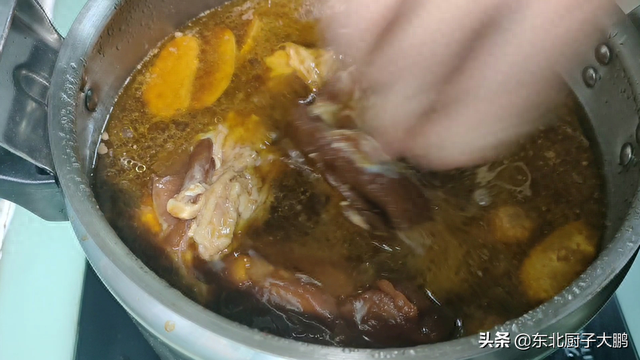 猪腱子肉怎么做好吃法，《酱腱子肉》两种腱子一锅出