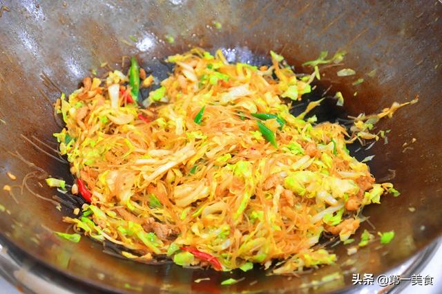 粉丝用冷水泡还是热水，干粉丝用冷水浸泡还是开水（粉丝不能泡软就炒）