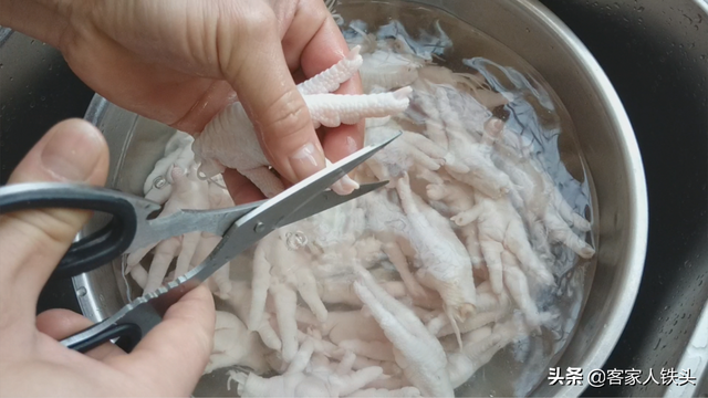 凤爪的家常做法，鸡脚这样做孩子超爱吃