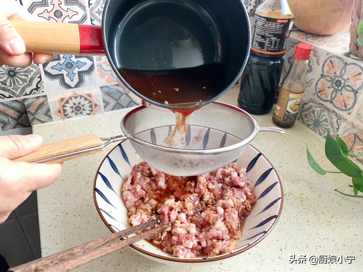 羊肉饺子馅怎么调好吃（附：馅料鲜嫩多汁的拌馅小窍门）