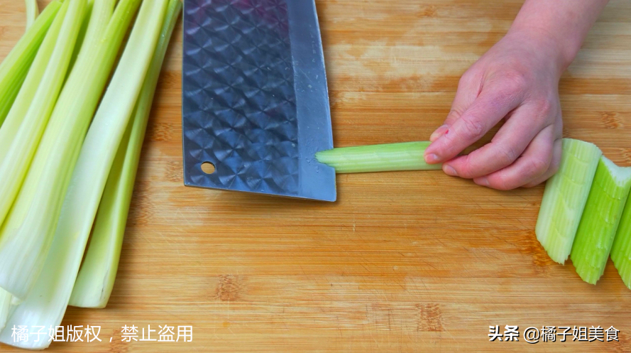 图片[3]-【凉拌芹菜】做法步骤图 不炒不腌制  看着就馋人-起舞食谱网