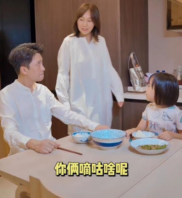 9月15日,央视主持人杨帆在社交平台晒家庭日常视频,一家三口都出镜