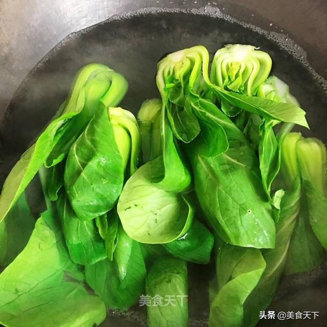 小油菜怎么炒才好吃，小油菜怎么样炒着翠绿（堪比五星饭店大厨哦）