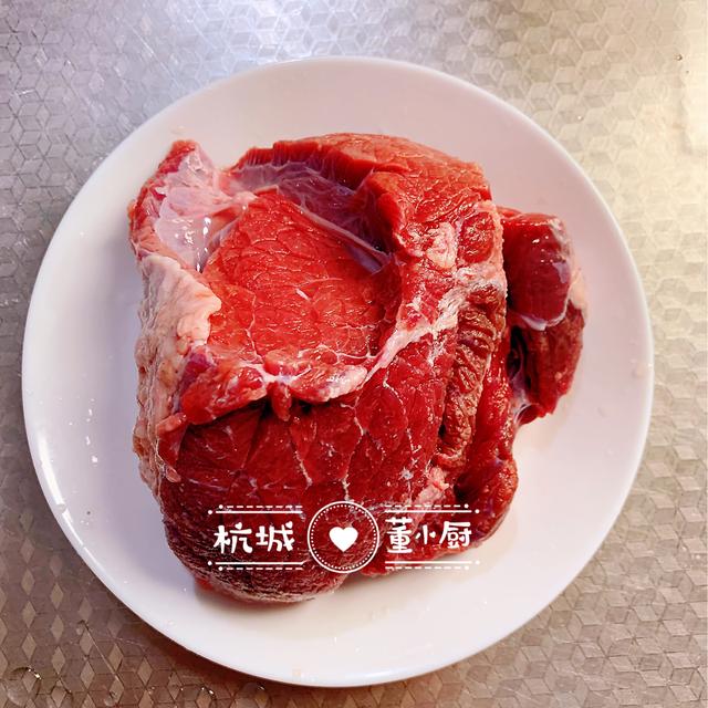 牛胸肉怎么做好吃，夏天来一份牛胸肉凉拌黑木耳