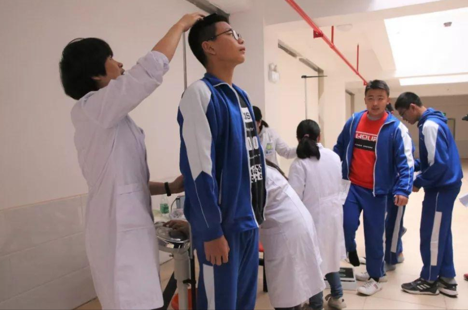 学校体检脱女生裤子(高三学生再翻车)