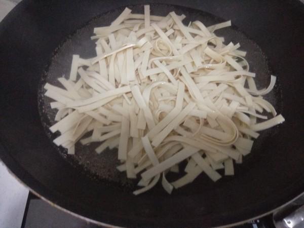 干豆腐炒韭菜的做法，冬天女人适合吃它
