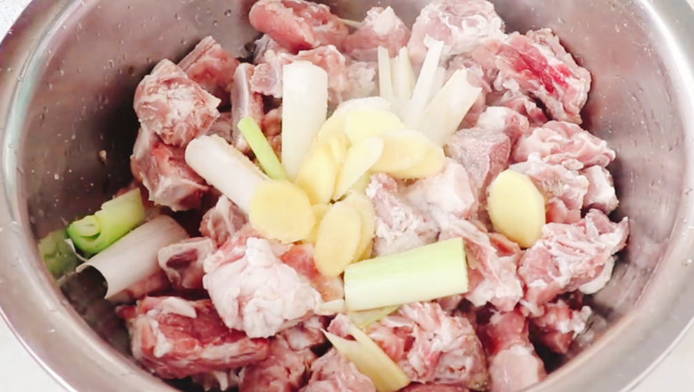 图片[2]-【糖醋排骨】做法步骤图 不油炸 酸甜可口好吃不油腻-起舞食谱网