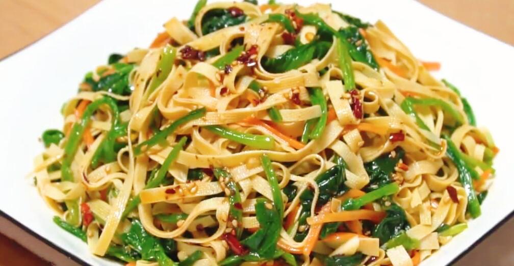 【菠菜拌豆腐皮】做法步骤图 营养又美味 一次做3斤不够吃-起舞食谱网