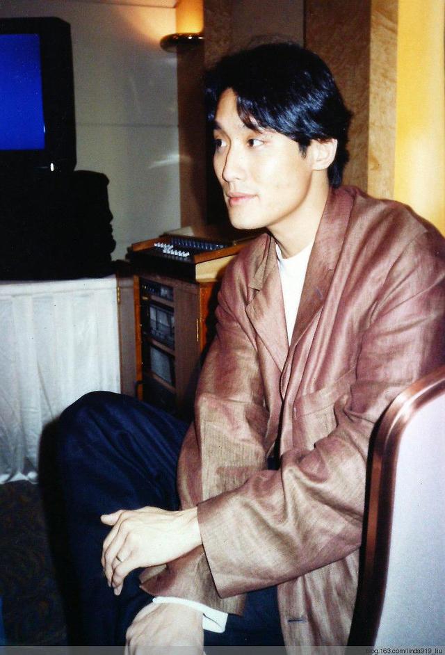 "影帝"梁家辉:摆地摊时与妻子相识相爱,成名后更爱沧桑的你