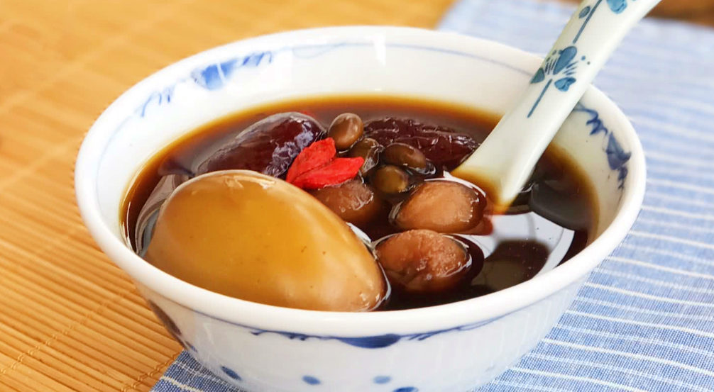 【黑豆桂圓紅糖雞蛋】做法步驟圖 堅持1周吃2次 臉紅潤身體好-起舞食譜網