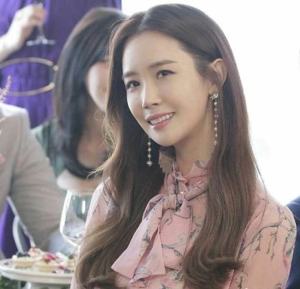 韩女星李多海久未露面又整容变脸了,绯闻男友李易峰估计都认不出