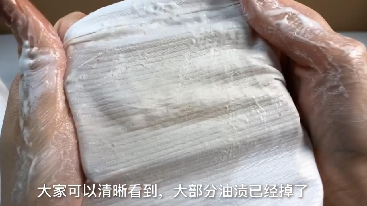 油渍溅到衣物上怎么办（用这招“衣服”一搓就白净）