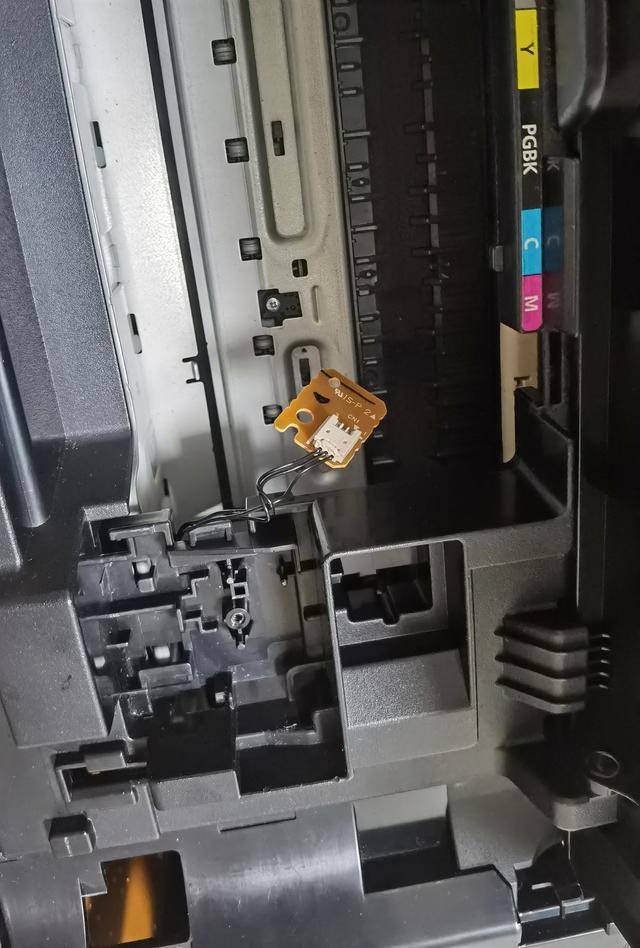 就顺利拆掉了,下面是拆机后的样子右边左边主板在这里拿掉黑色塑料纸