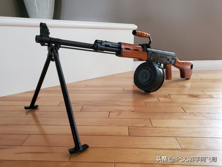 八一杠班用轻机枪简介(八一班用轻机枪 火爆开箱) - 趣味头条