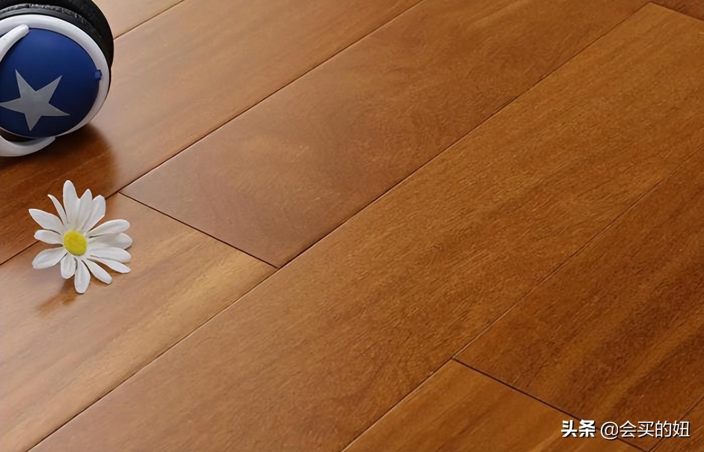 偏棕色的木地板相比浅原木色来说,日常积灰不会很明显,比较耐看.