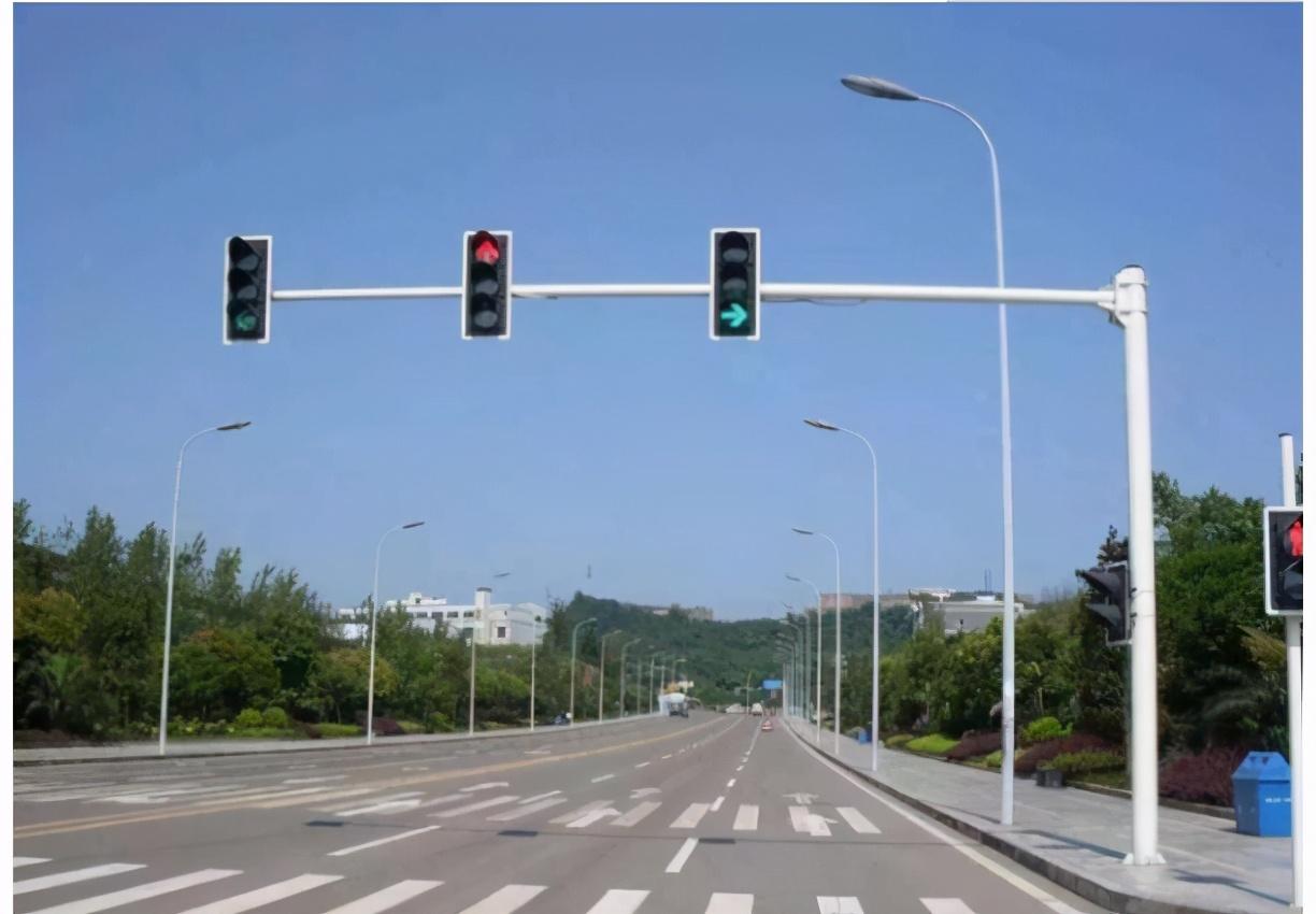 双层信号灯一红一绿看那个灯(一文看懂新版红绿灯该怎么走)