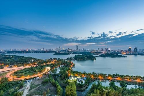 玄武湖:古名桑泊,被誉为"金陵明珠",江南三大名湖之一