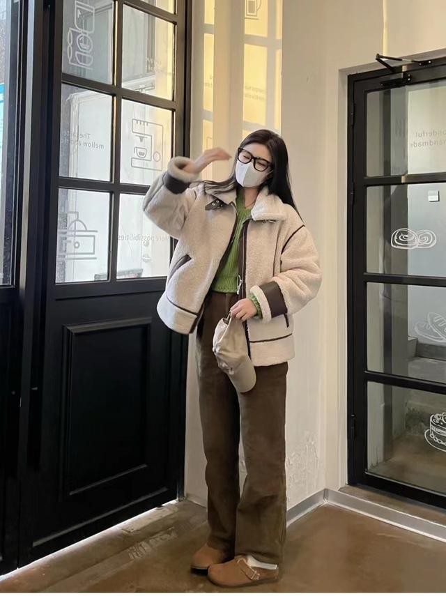 女灯芯绒裤子搭配，8套灯芯绒裤子搭配上衣好看的技巧