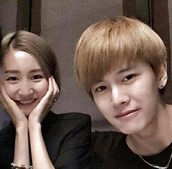 任嘉伦一家三口合照(如今一家三口幸福又美满)