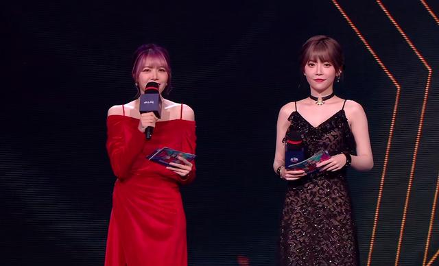 余霜斩获lpl最佳主持人,登台领奖老态尽显!风头全被美娜抢走了