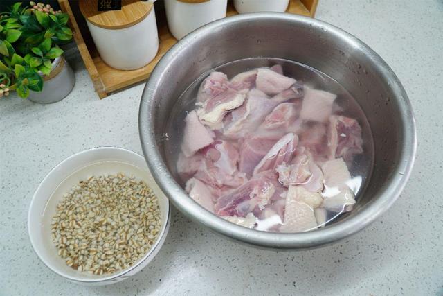 鸡胸肉热量（天天吃鸡胸肉一个月会变成什么样）