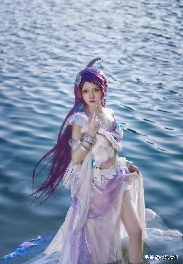 王者海月晶莹剔透的琉璃脚丫,coser还原很困难,裸足还是袜套?