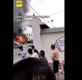 湖北襄阳疑飞机掉落民房引发爆炸，飞行员跳伞成功