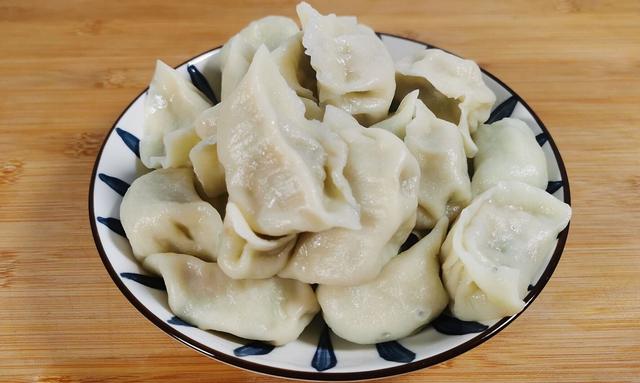 芹菜餡的餃子餡怎麼調最好吃(芹菜包餃子是焯水好還是不焯水好)