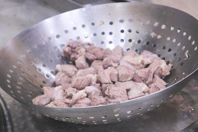 羊前腿怎么做好吃，要分清“前腿肉”和“后腿肉”差别挺大
