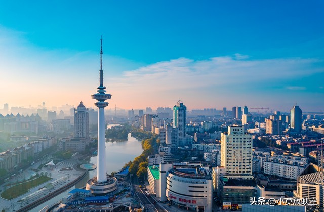 如何利用一部手机和一台显示器改造成电视？