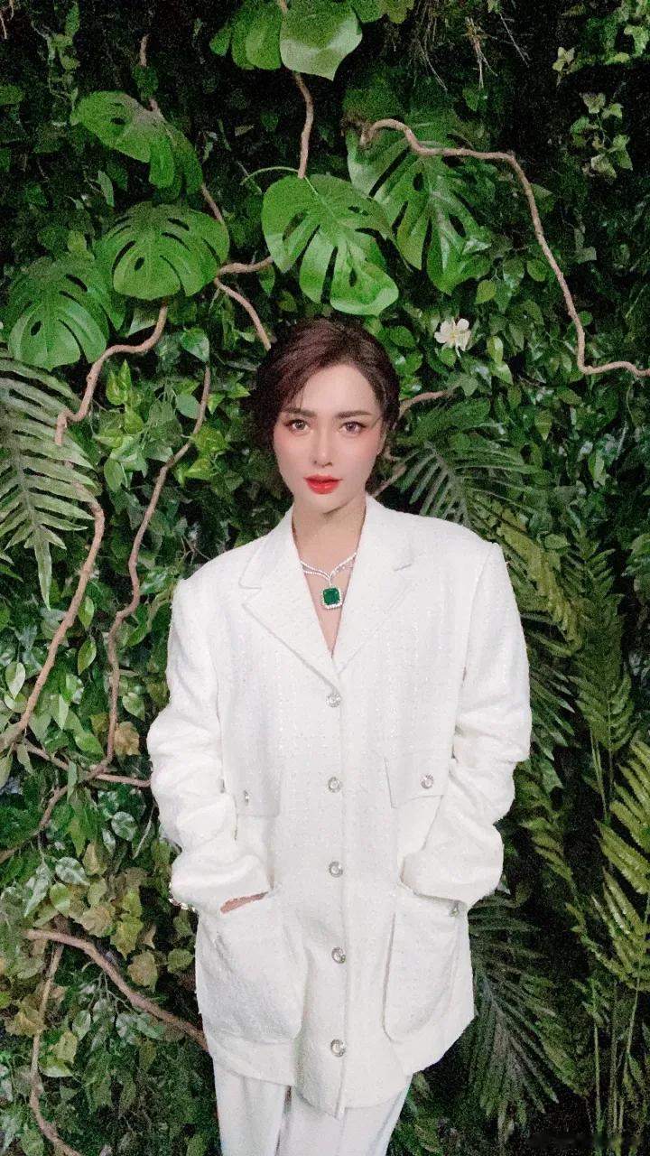 主持人何卿据说时大漂亮的名字,还是东方卫视主持人何卿给起的.