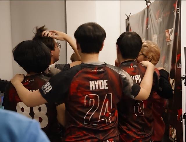 和平精英神盾直装(和平精英冲锋枪一览)