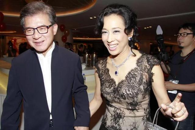 霍震霆现任妻子(霍震霆现在的老婆是谁呢)