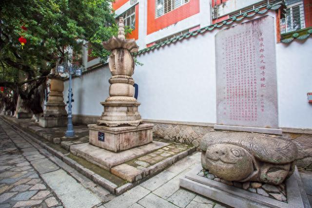 泉州有一座承天寺，是闹市中难得的园林缘地，深受游客们的喜爱