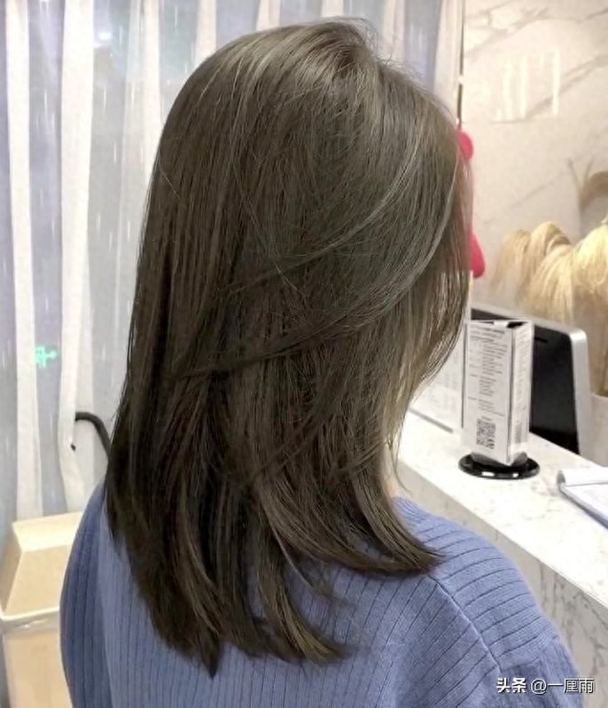 头发染什么颜色好看女生（2023流行发色推荐）