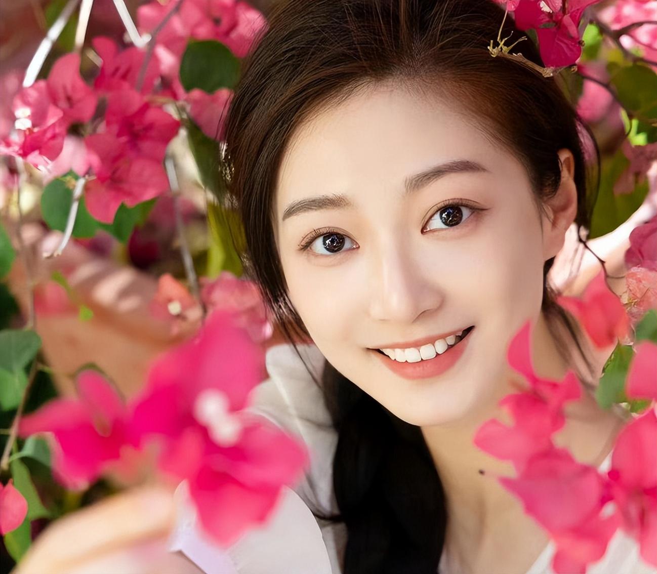 考试过关的图片(中传校花冯琳晒出毕业照)