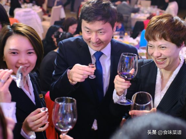 男人人品差的表现，男人人品有问题的表现（男人一旦有这“3个表现”）