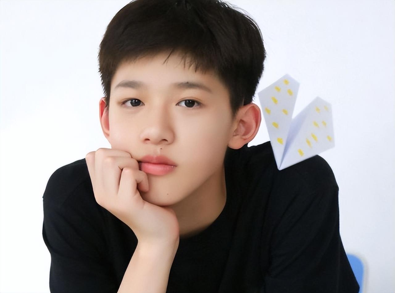 官俊臣是时代峰峻公司培养的一位练习生,他长相俊秀