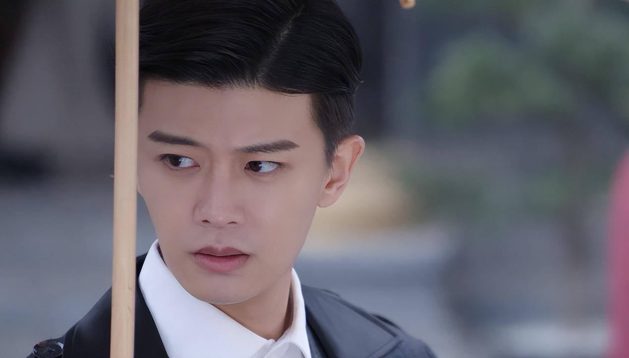 任嘉伦一家三口合照(如今一家三口幸福又美满)