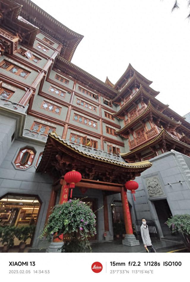广州有个巨大佛寺，在最热闹的市中心，景色不错