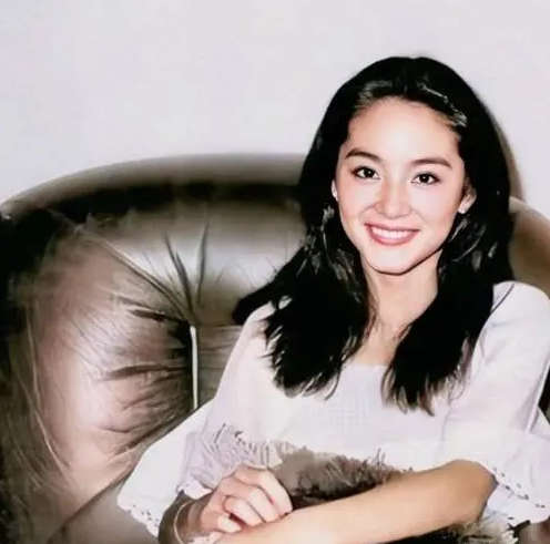 了一代女神林青霞的芳心,彼时的王羽刚与曾江的妹妹曾懿结束了婚姻,20