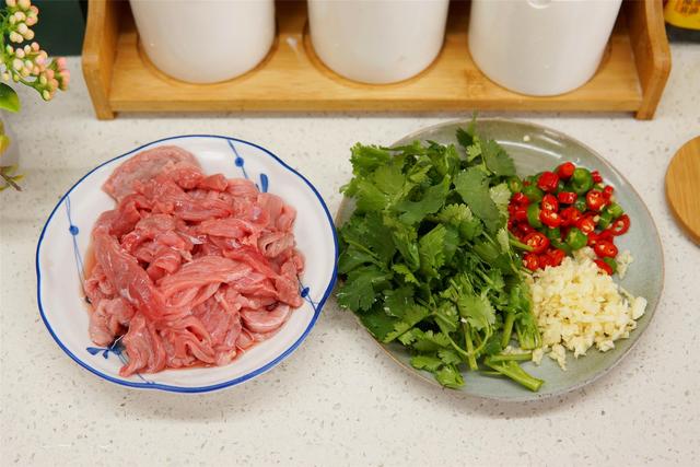 鸡胸肉热量（天天吃鸡胸肉一个月会变成什么样）