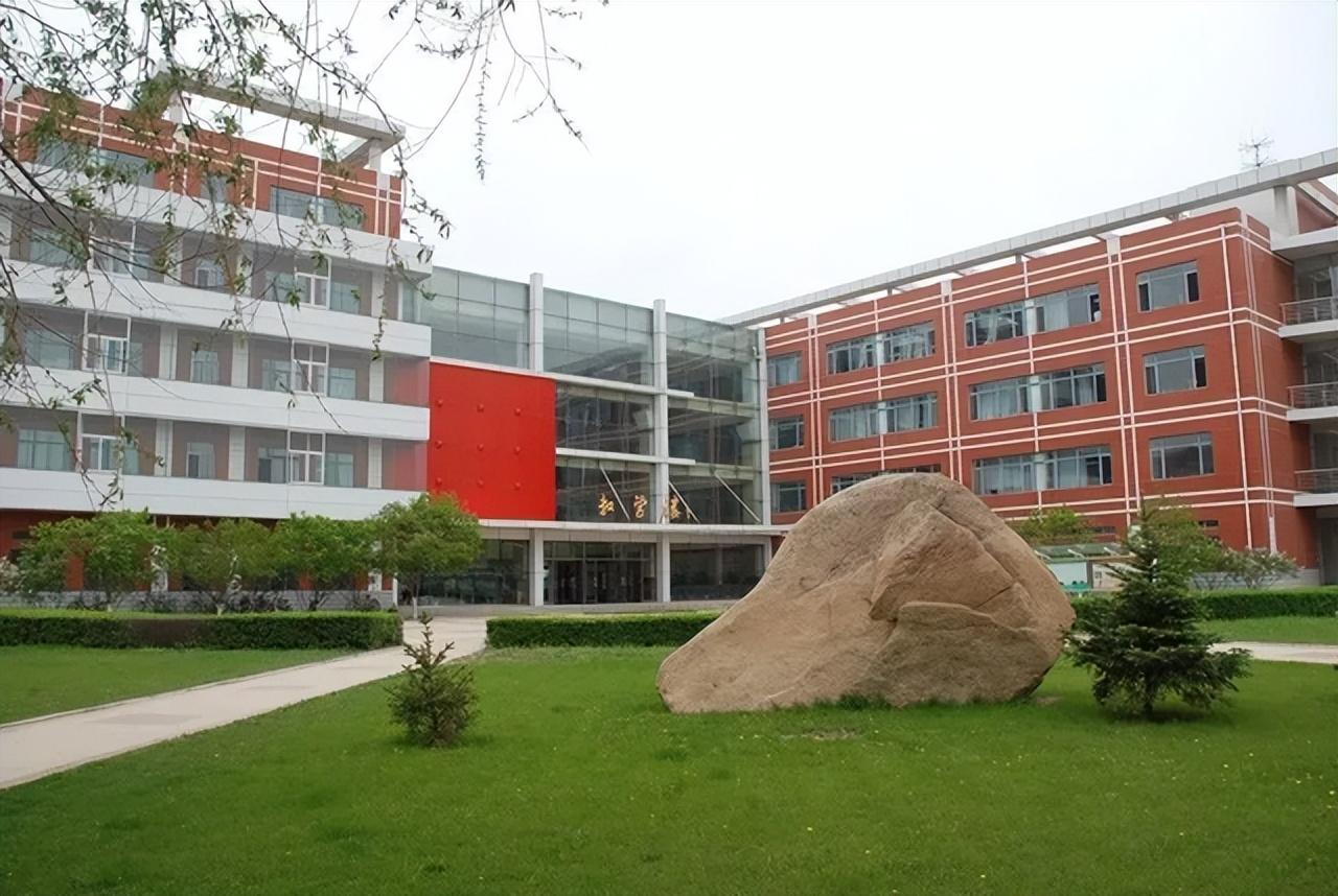 哈尔滨市第三中学哈尔滨市第三中学是一所黑龙江省级重点中学,升学率