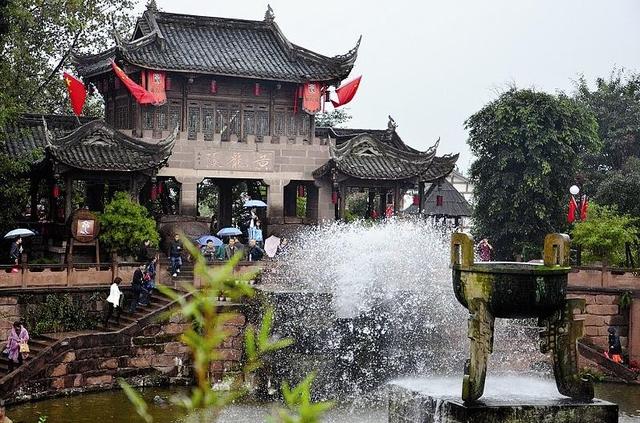 黄龙溪古镇古名武阳县,是一个有着1700余年历史的山水小城镇,位于双流