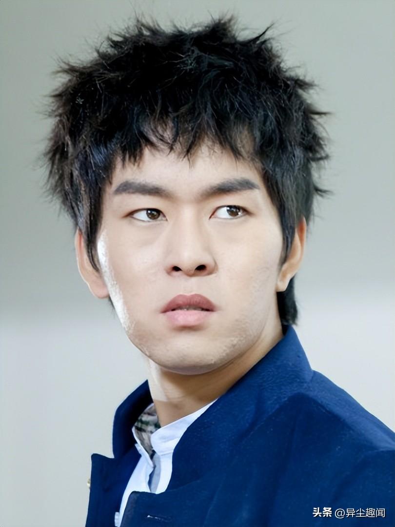 虽然在剧中饰演混混学生,不过郭正旭也因这部戏与剧中的模范生朴世