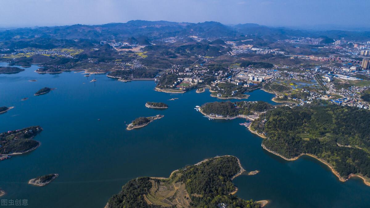 七八月份适合去哪里旅游国内（8月国内最佳旅游目的地推荐）