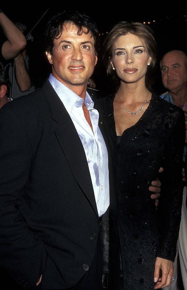 史泰龙妻女最新合影美如画!53岁妻子和三个女儿像姐妹,天使面孔