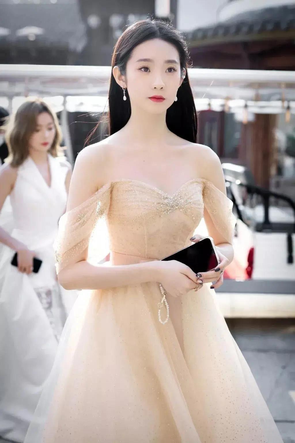 张艺凡出生于哪里(细说张艺凡家境及个人经历)