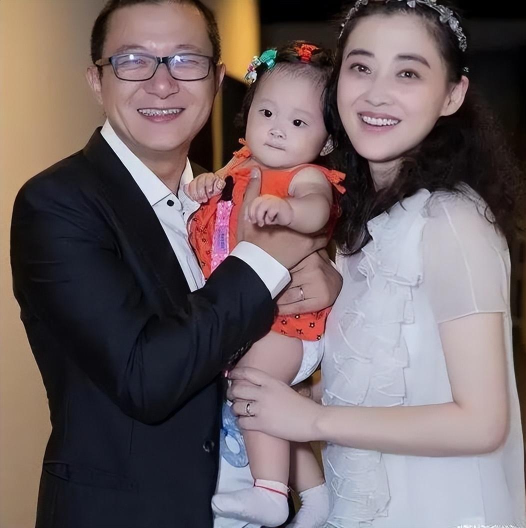 曾剑的婚史简介（曾剑：娶二婚演员妻子梅婷宠成宝）