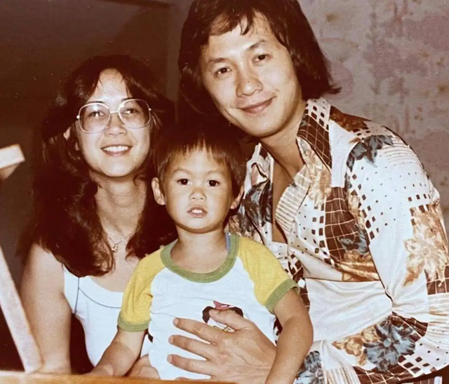 1966年许冠杰在丽晶酒店献唱歌曲时认识了外籍美人琳宝·弗莱明,之后